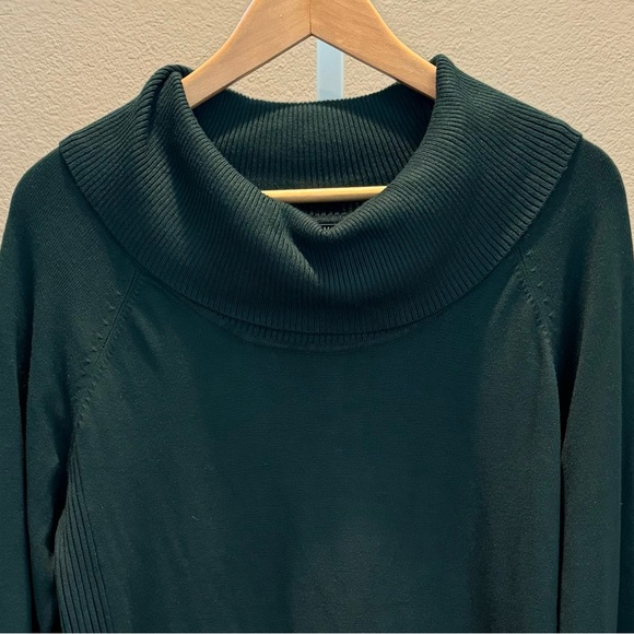LETY & ME Ece Cowl Neck Curved Her Pullover
Dark Green - Size Medium - Picture 2 of 6